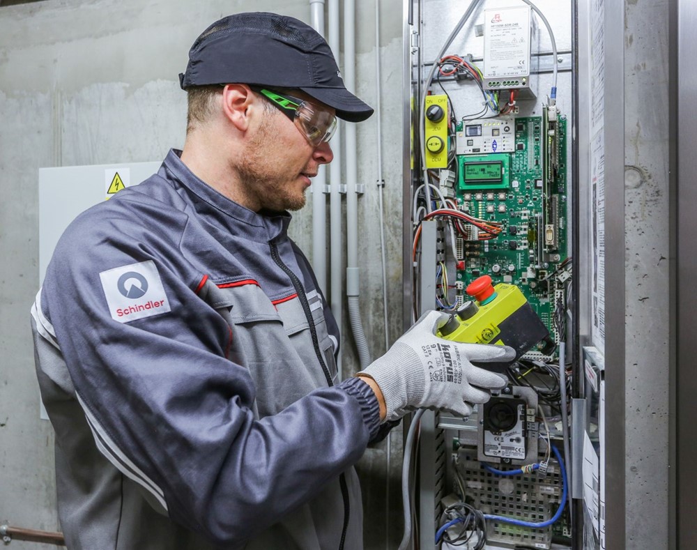 Servisni technik Schindler.