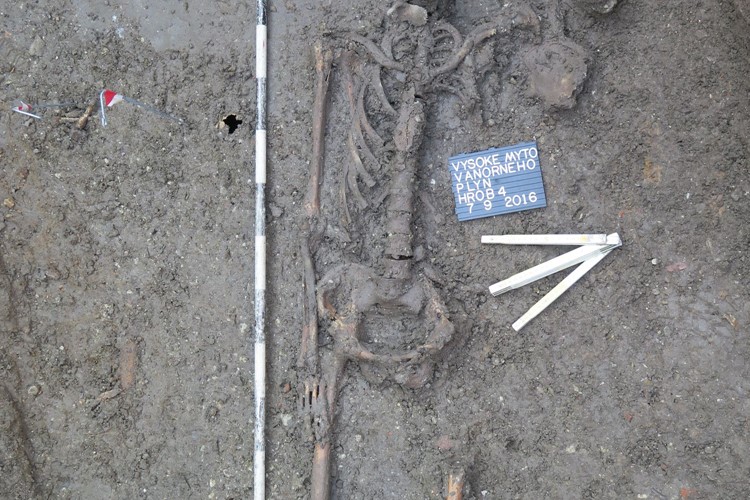 Den otevřených dveří na archeologickém výzkumu u kostela sv. Vavřince ve Vysokém Mýtě