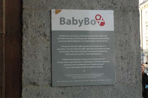 145. děťátko v babyboxu je holčička Maruška na radnici Prahy 2