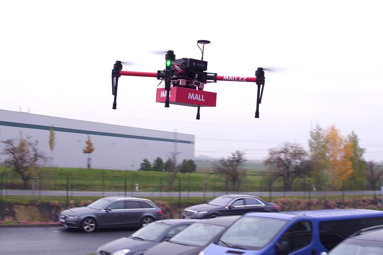 Mall.cz úspěšně otestoval doručování dronem. Balíček předal za 3 minuty