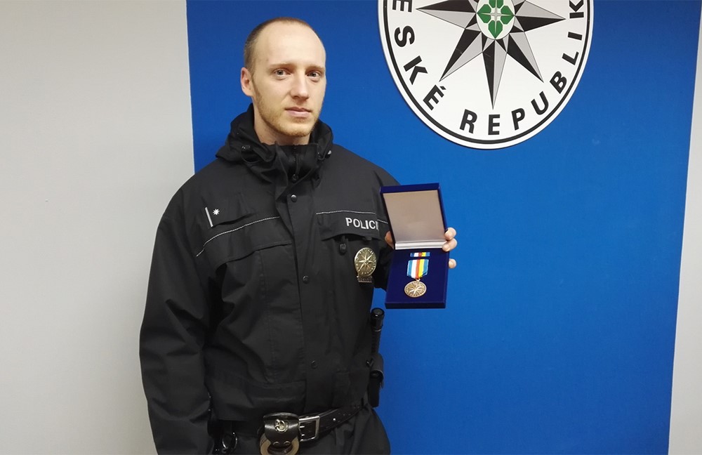 Pprap. Martin Brückner, policista Obvodního oddělení Neratovice s pamětní medailí.