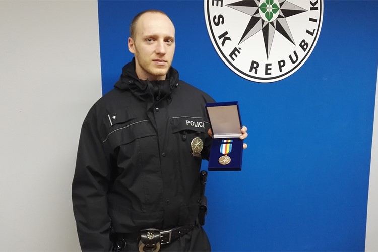 Policista zachránil lidský život