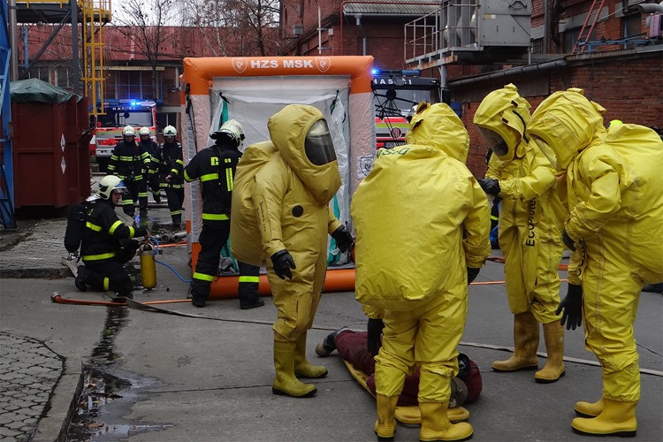 Z bohumínské Bochemie unikal chlor, zranil jednoho zaměstnance