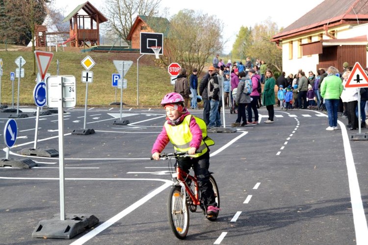 V Písečné mají opět bezpečné dětské i dopravní hřiště