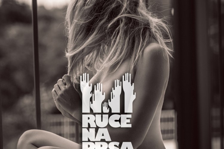 Fotograf Jan Svoboda draží svůj kalendář aktů pro  projekt Ruce na prsa  