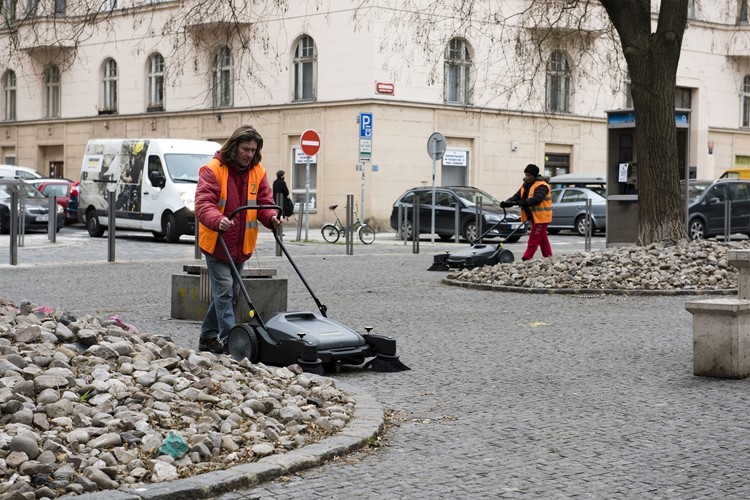 Uklízečům Prahy 7 pomohou nové zametací stroje