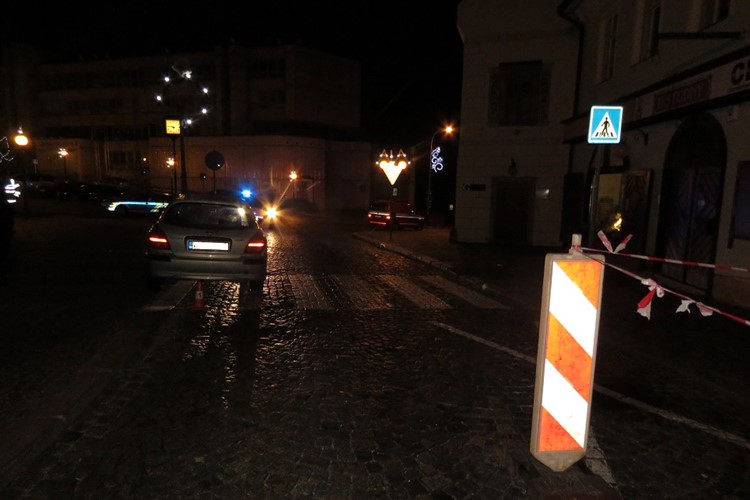 Opilý řidič havaroval na Krakonošově náměstí a ujel