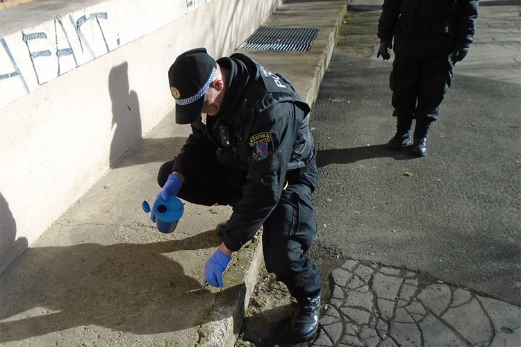 Použitých injekčních stříkaček sbírají strážníci stále více