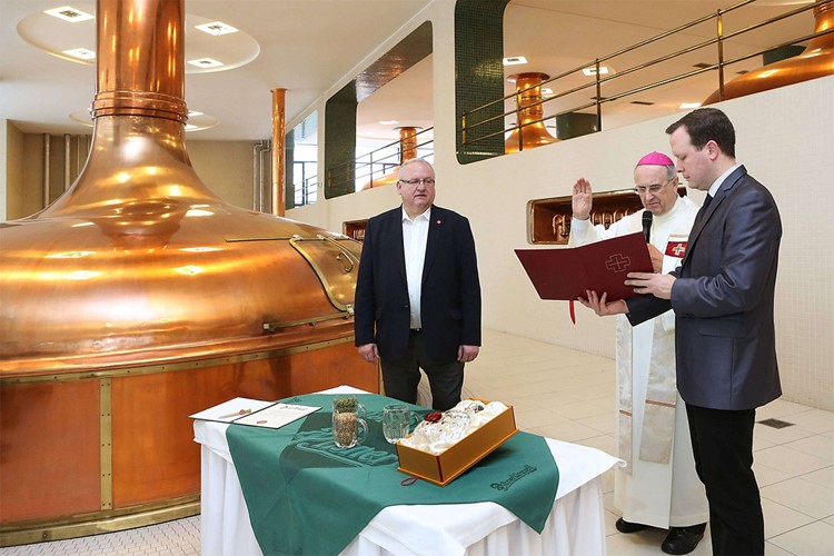 Biskup Radkovský požehnal již šestou velikonoční várku piva Pilsner Urquell - tentokrát pro Řím i pro české hospody 