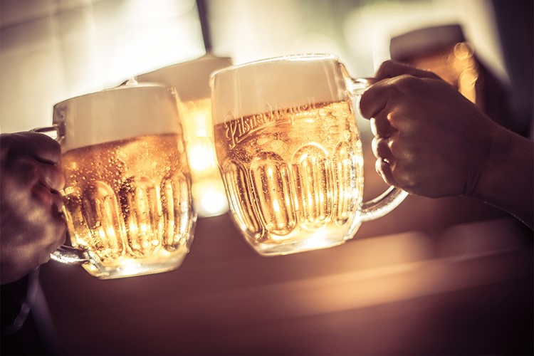 Nejvíc se Češi po rozvolnění těší do hospody  na pivo s přáteli