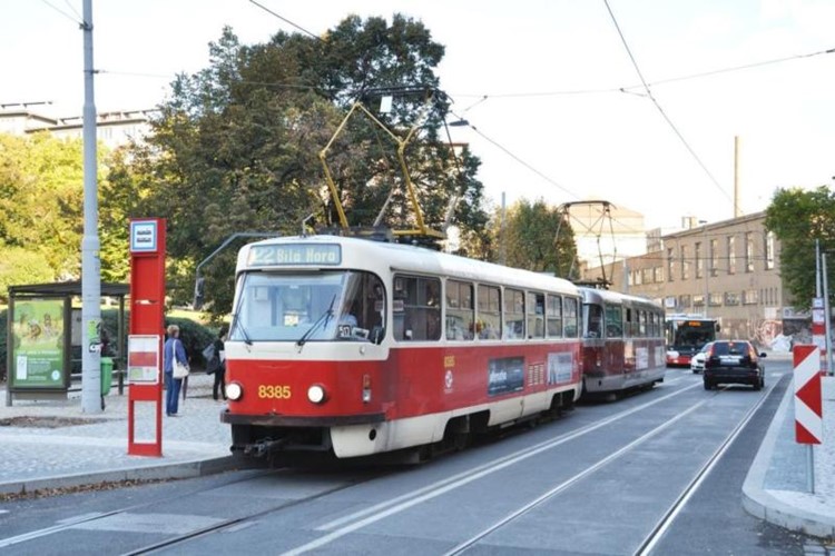 V tramvaji č. 22  v Praze budete moci zaplatit jízdenku bezkontaktní platební kartou