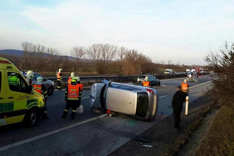 Provoz na dálnici zastavila nehoda