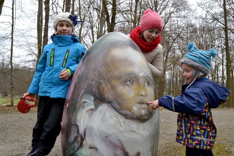 Stezku za obřími kraslicemi navštívila hned první den tisícovka lidí