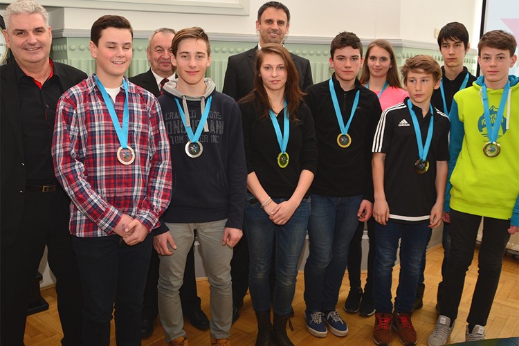 Hejtman Zimola poblahopřál medailistům z Her VII. zimní olympiády dětí a mládeže. Zároveň jim poděkoval za reprezentaci Jihočeského kraje