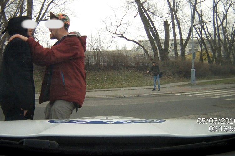 Opilý muž se pokusil vypustit strážníkům kolo u vozidla 