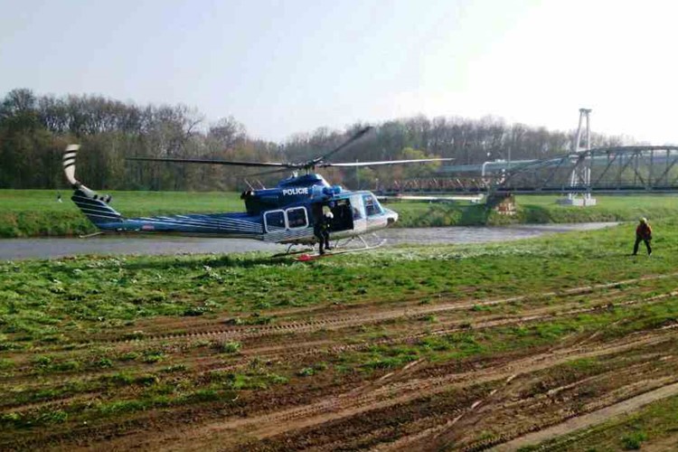 Letečtí záchranáři transportovali muže z mostu v Hodoníně