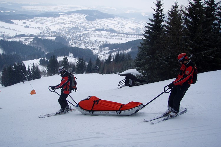 Horská služba v zimě zachraňovala tisíce lyžařů, paraglidistu i ztracené oslavence  