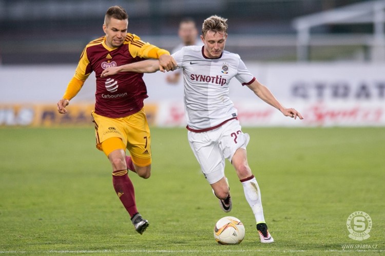 Sparta zvítězila v dohrávce nad Duklou 2:1 po dvou gólech v posledních minutách
