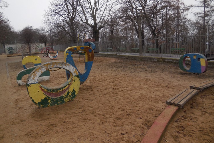 Praha opraví hrací prvky od Olbrama Zoubka a Evy Kmentové na dětském hřišti ve Stromovce 