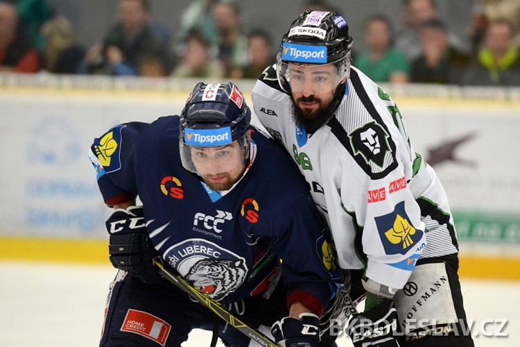 Bruslaři nezachytili soupeřův nástup, Liberec má mečbol