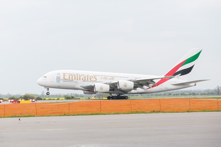 Inaugurační let Emirates A380 přistál v Praze