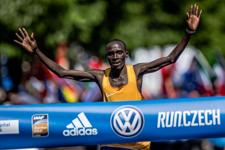 Volkswagen Maraton Praha ovládl Keňan Cherono. Eva Vrabcová zaběhla olympijský limit