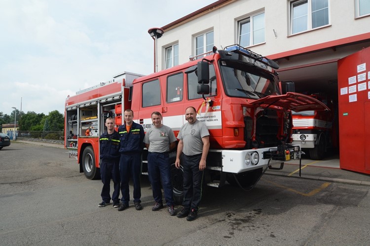 Dobrovolní hasiči z Malšovy Lhoty si od města převzali cisternovou stříkačku