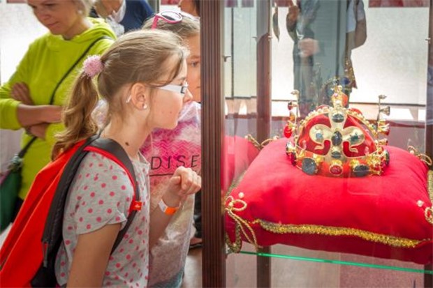 Výstava Magičtí Lucemburkové na zámku Loučeň zahrnuje originální repliky korunovačních klenotů, koruny Svaté říše římské a svatováclavské koruny