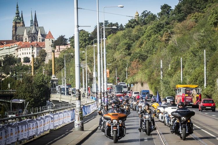 Přes tisíc harleyářů obsadí Staroměstské náměstí