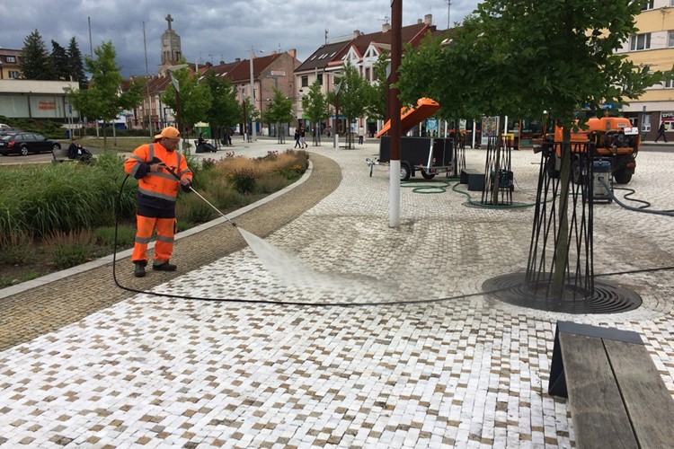 Technické služby začínají čistit hradecká náměstí unikátní metodou