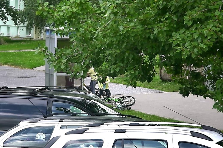 Chlapec zneužíval tísňovou linku, jako omluvu pak donesl strážníků lízátka