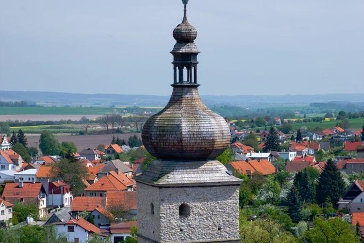 Do Choceňské věže vložili schránky se vzkazy 