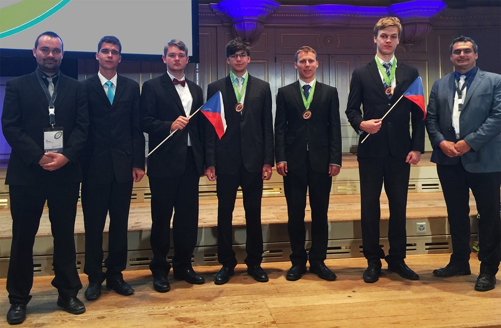 Reprezentace České republiky na 47. Mezinárodní fyzikální olympiádě ve Švýcarsku v roce 2016. Zleva: Mgr. Filip Studnička, Ph.D. (zástupce vedoucího delegace), Lukáš Supik (čestné uznání), Petr Hrubý (čestné uznání), Lukáš Honsa (bronzová medaile), Jiří Etrych (bronzová medaile), Kryštof Kolář (bronzová medaile) a doc. RNDr. Jan Kříž, Ph.D. (vedoucí delegace).