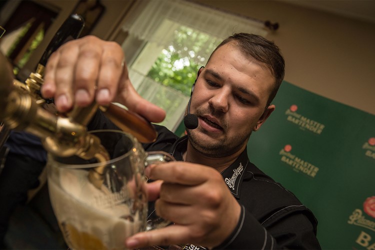 Nejlepším výčepním plzeňského piva se stal Michal Prokeš z Ostravy