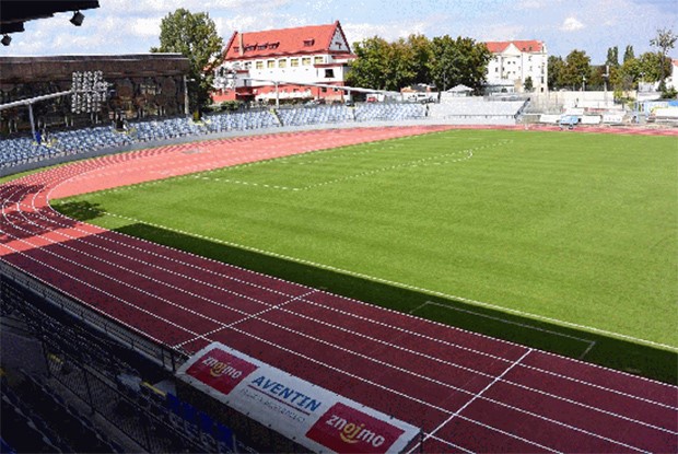 Stadion ve Znojmě se pyšní nově opravenou tartanovou dráhou