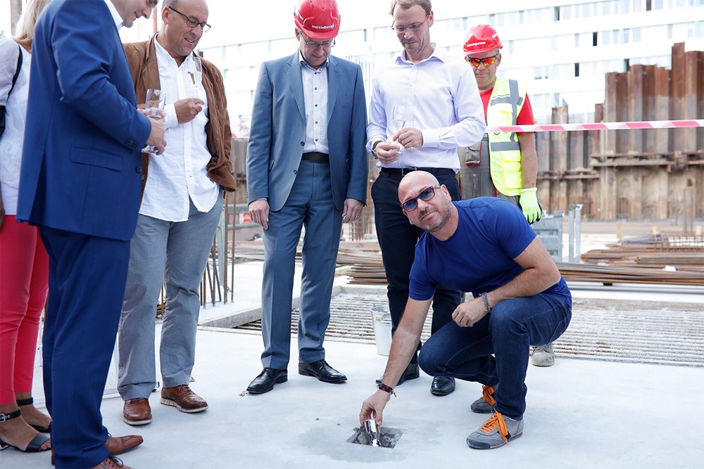 Yariv Ronen, CEO & partner společnosti Daramis, pokládá základní kámen projektu Karlín Park.