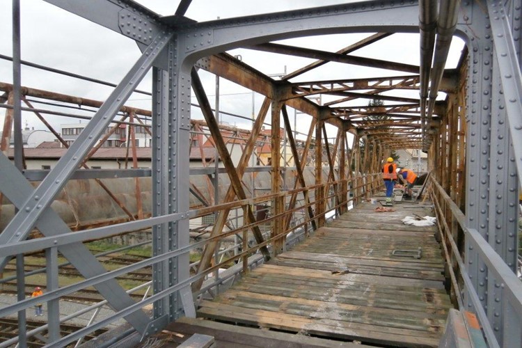 Oprava lávky přes nákladové nádraží finišuje