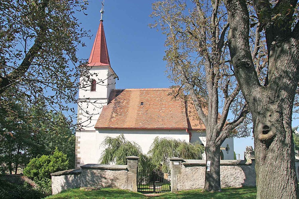 Kostel Nejsvětější Trojice v Sobětuchách.