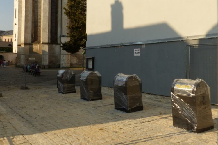 Kontejnery na Piaristickém náměstí slouží svému účelu 