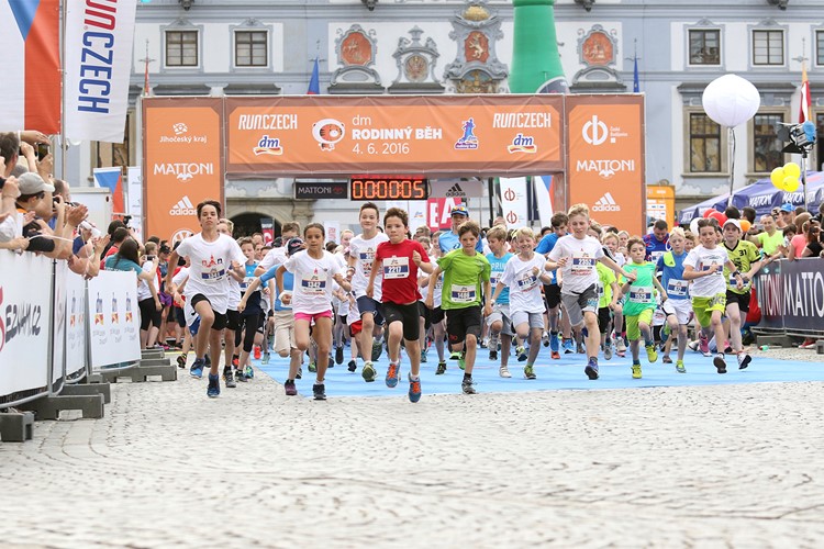 Běh rodin s dětmi je oblíbeným zpestřením velkých závodů