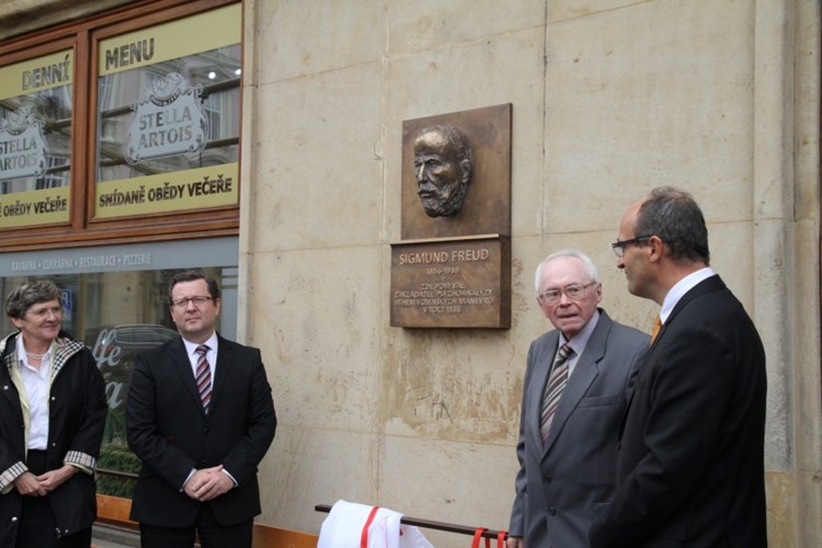 Odhalení pamětní desky Sigmunda Freuda na Horním náměstí v Olomouci 