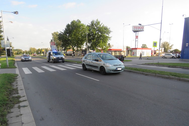 Ženy na přechodu srazila žena za volantem