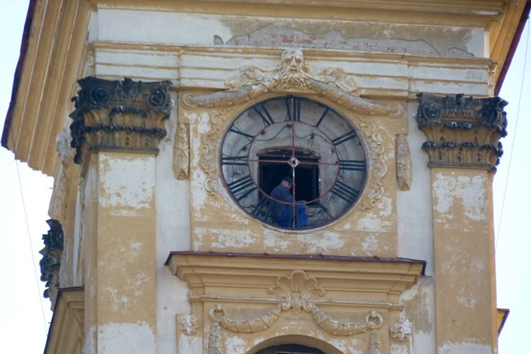 Renovace věžních hodin na farním kostele ve Šternberku