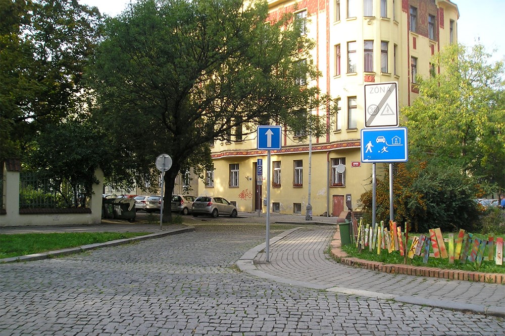 Obousměrná jízda na kole byla zrušena i ve velmi klidné obytné zóně za Lyčkovým náměstím.