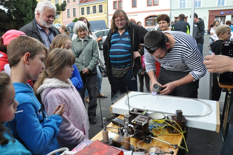 Plasy uvidí chemické pokusy i tmavou oblohu s hvězdami 