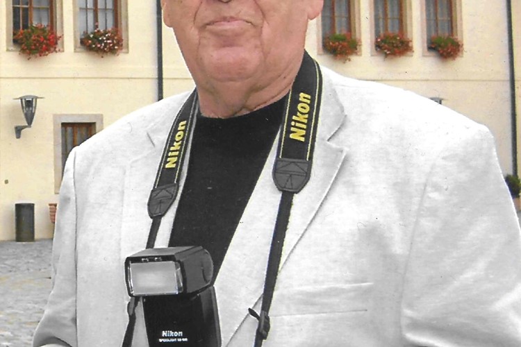 Na Velkou pardubickou pozvou i fotografie Vladimíra Davida