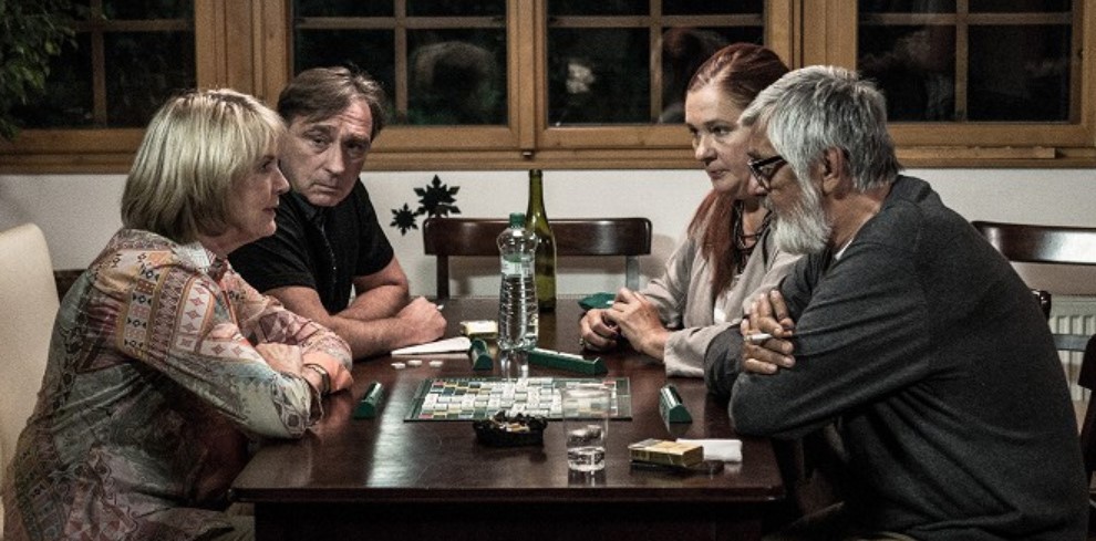 Eliška Balzerová, Ondřej Pavelka, Eva Salzmannová a Jiří Bartoška ve filmu Teorie tygra.