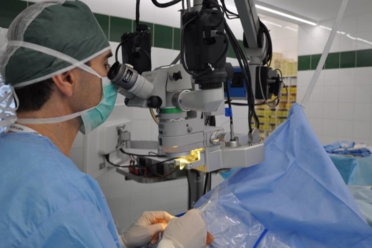 Operace šedého zákalu je rychlejší a bezpečnější. Na vývoji nového laseru se podílel český chirurg