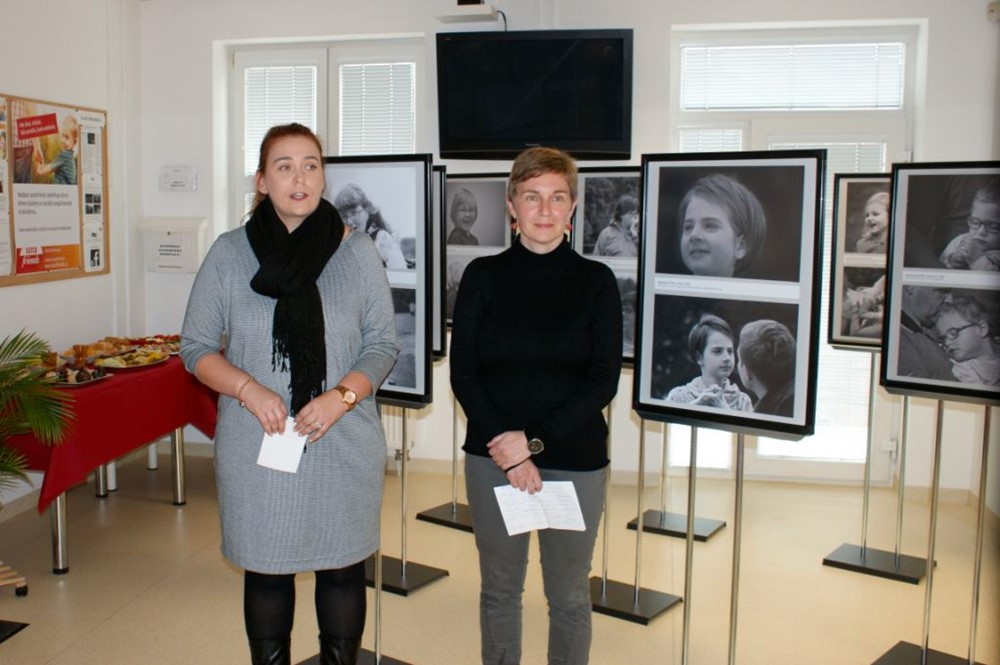 Fotografie ze slavnostního zahájení výstavy. Zleva manažerka ústeckého centra sanaplasma Zdenka Müllerová a Lenka Kohoutková ze spolku Rett Community.