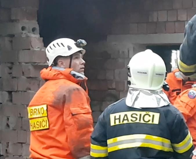 Vlevo oceněný hasič - pprap. David Štoudek.